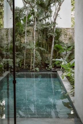 Exclusive and Unique 2Story Villa Outdoor Swim-up Pool Sunbathing Rooftop and Lush Gardens